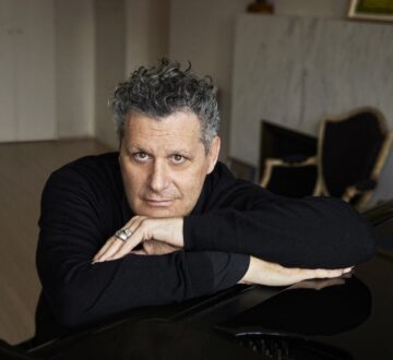 ISSAC MIZRAHI: Issac Mizrahi Survives Democracy